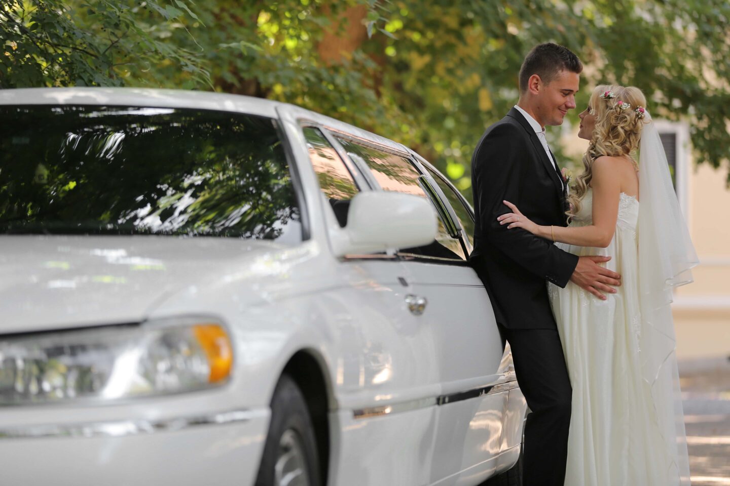 6 Tips on How to Choose Your Perfect Wedding Limo